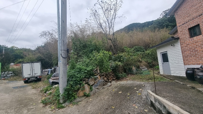 [본건 남측 진입도로 및 하단부 일부 전경]