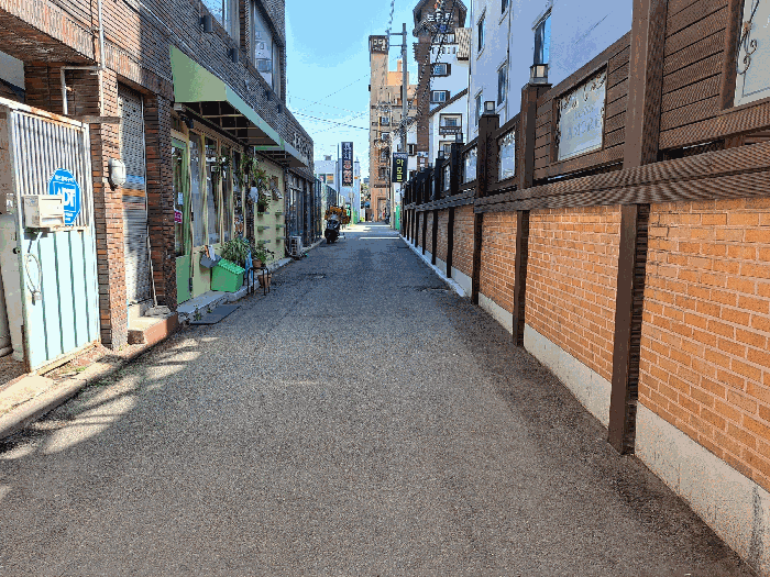 대상물건 동측 도로 및 주위환경