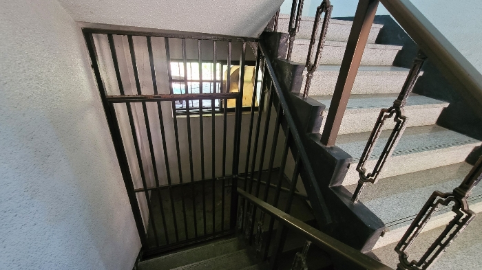 본건  현관(지층입구)