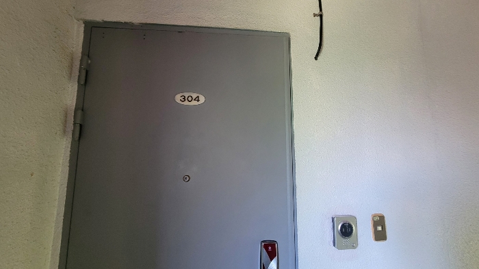 본건 현관(304호)