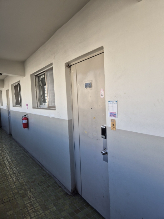 본건 현관문 전경