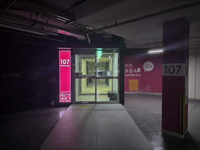 지하주차장 공동현관 출입구 전경