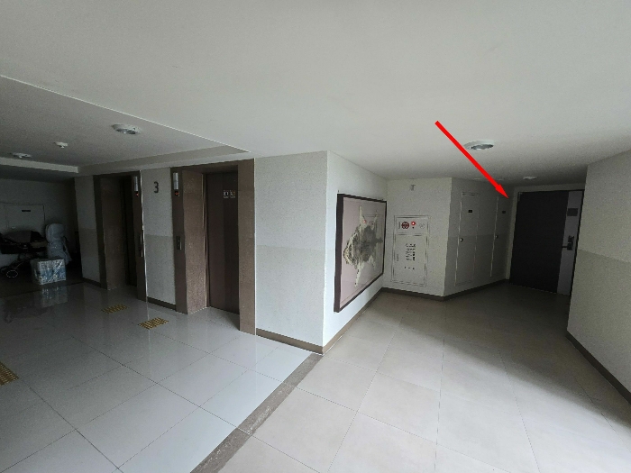 본건 복도 및 현관 전경