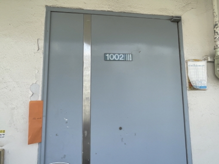 1002호 현관(복도식 아파트)