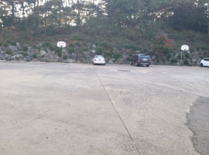 * 본건 목적물 2. 주차장 전경