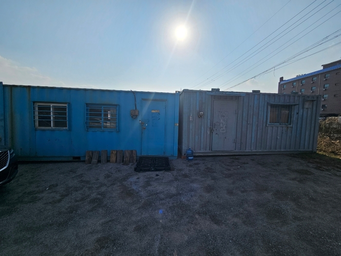 기호 1) 지상 위 컨테이너박스 2동