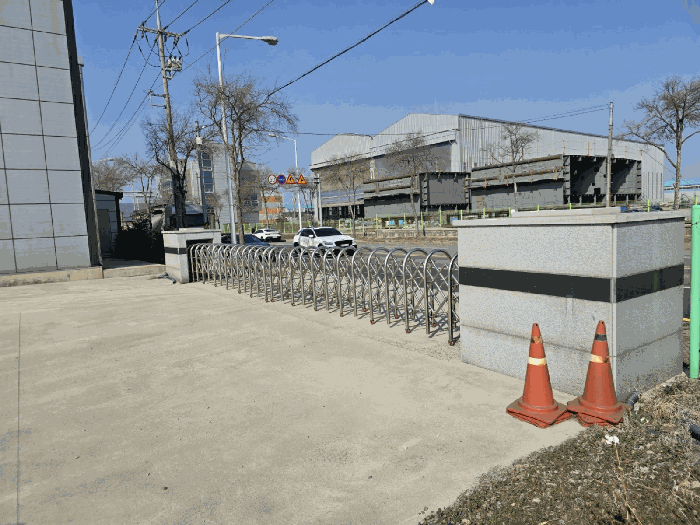 출입문(자바라 대문) 전경