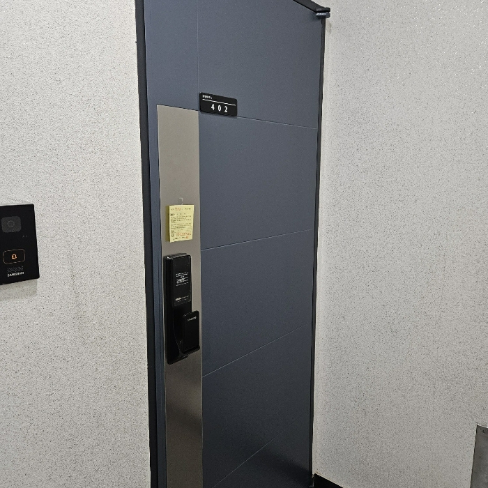 본건 세대 현관문