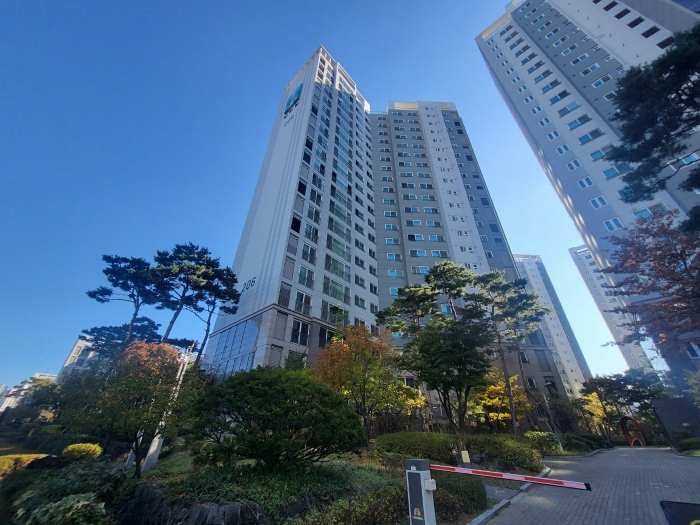 [ 본건 아파트 건물 전경 ]