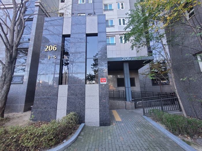 [ 본건 공동현관문 전경 ]