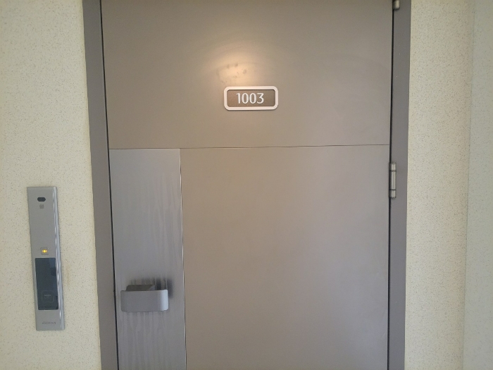 [ 본건 현관문 전경 ]