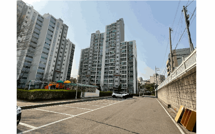 본건 소재 건물 남동측에서 촬영