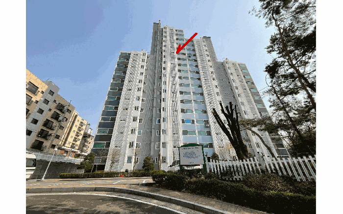 본건 소재 건물 북서측에서 촬영