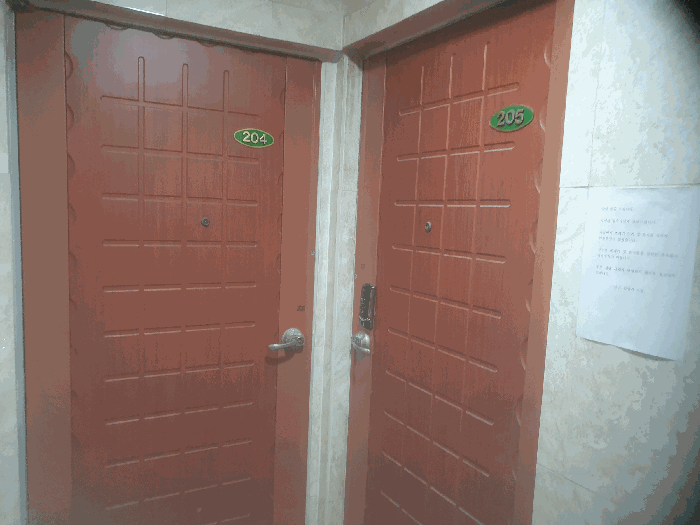 2층 입구 및 현관