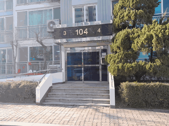 본건 현관 출입구 전경