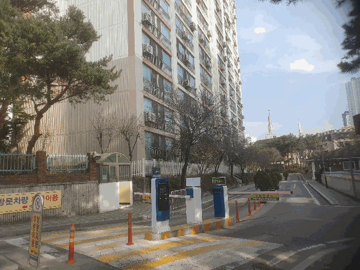 단지 입구 및 본건1302동