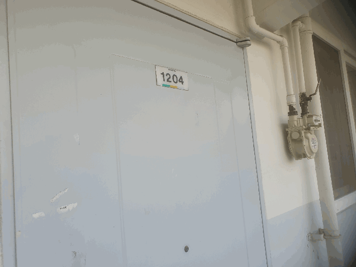 본건 1204호 출입문