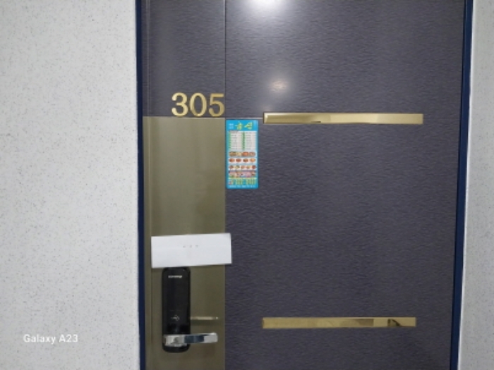 목적물의 출입문(305호)