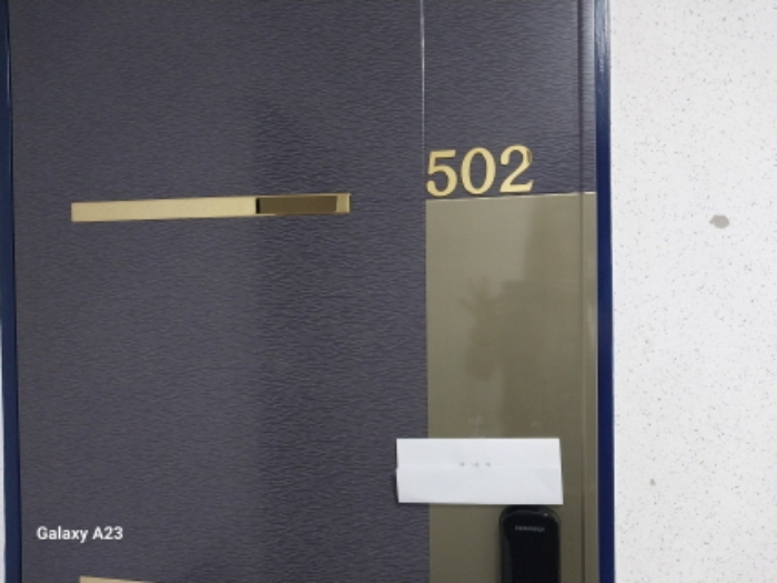 목적물의 출입문(502호)