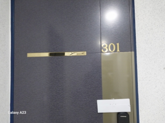 목적물의 출입문(301호)