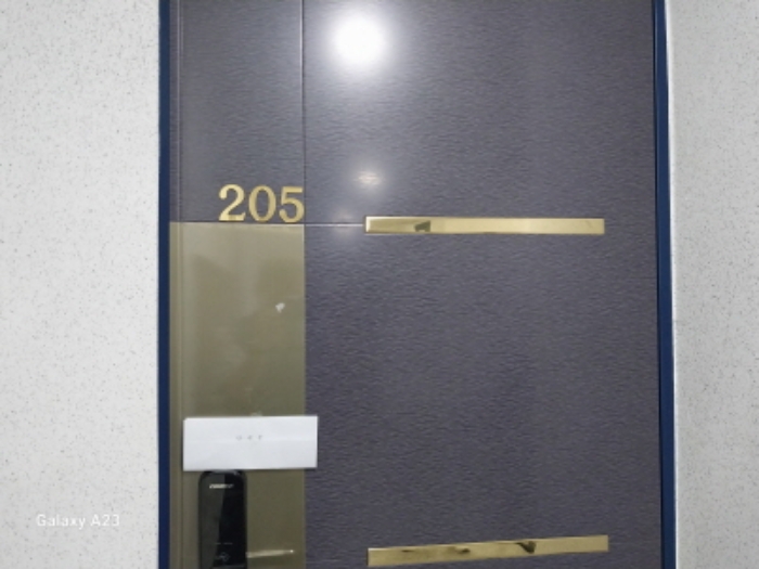 목적물의 출입문(205호)