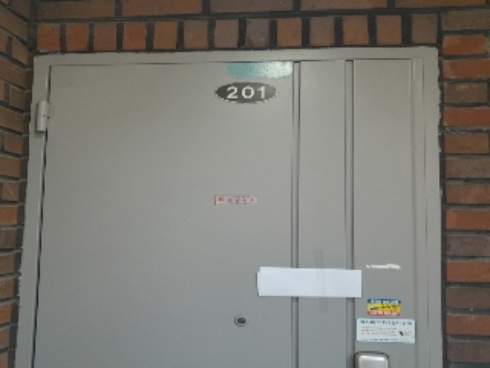 201호 출입문