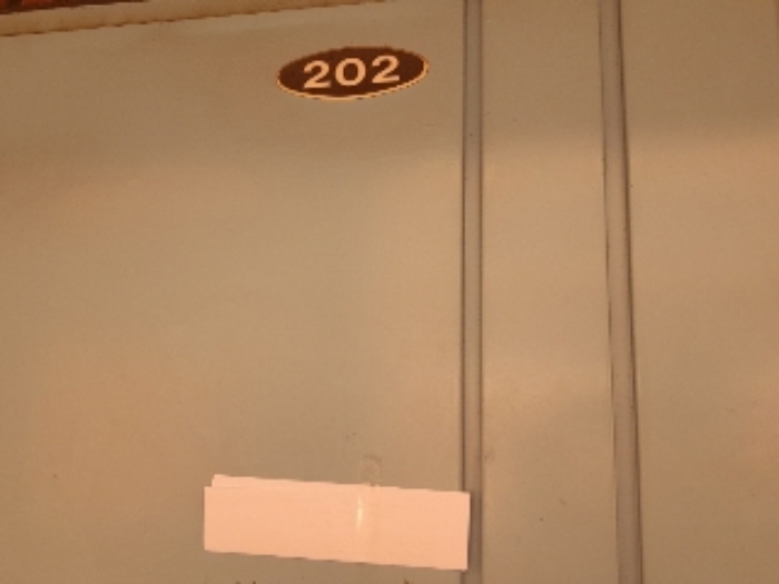 202호 출입문