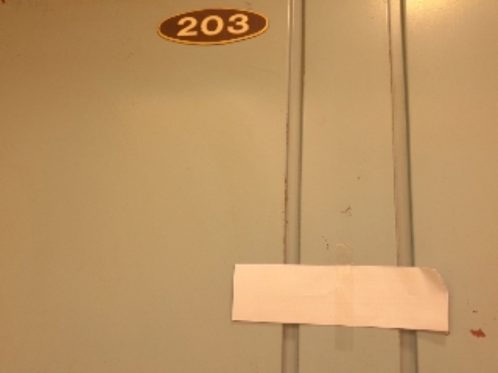203호 출입문