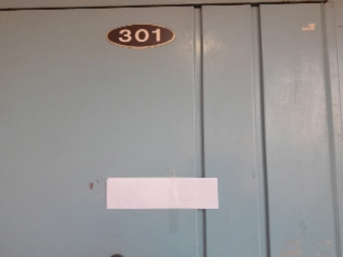 301호 출입문
