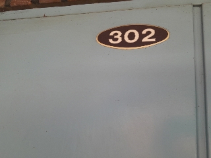 302호 출입문