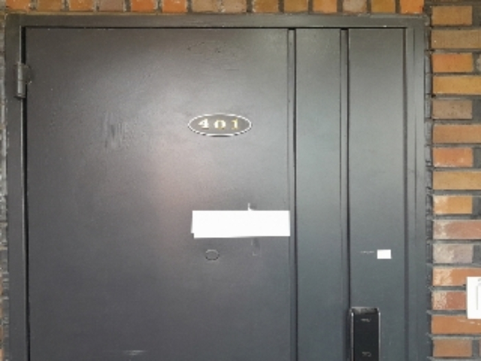 401호 출입문