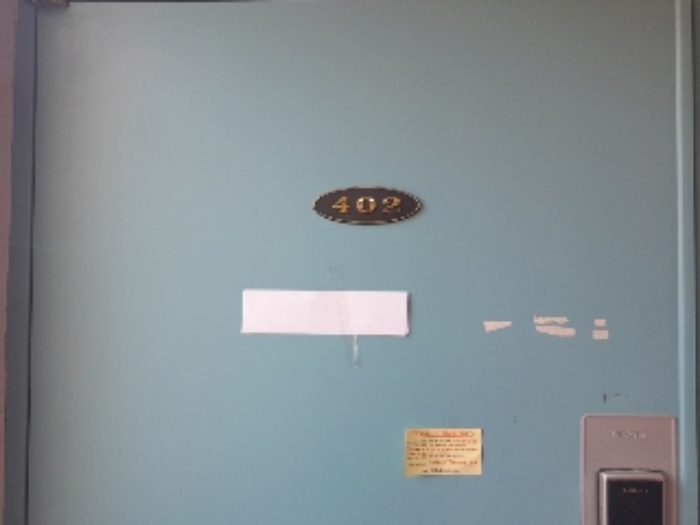 402호 출입문