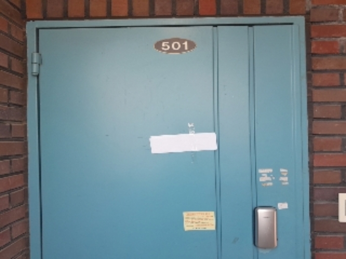 501호 출입문