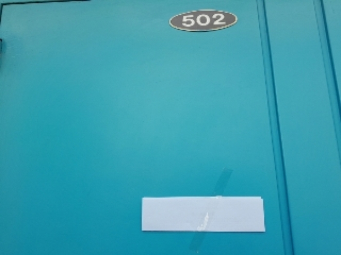 502호 출입문