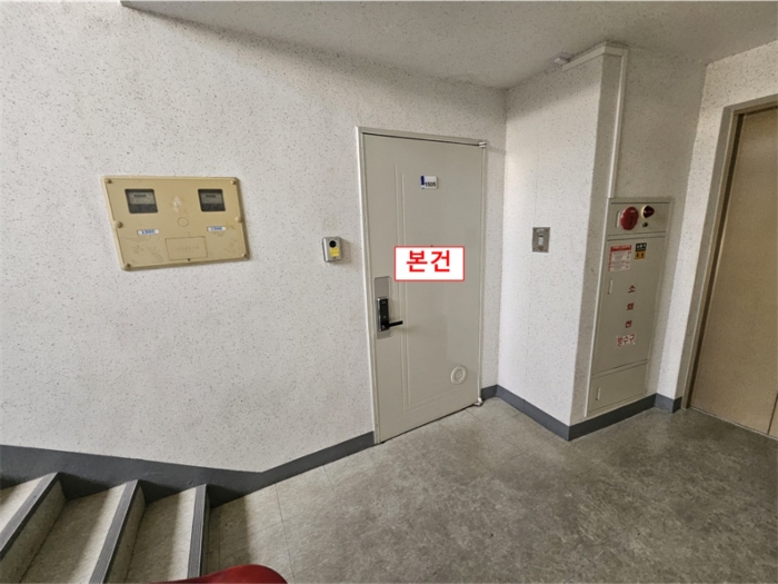 본건 현관문 전경