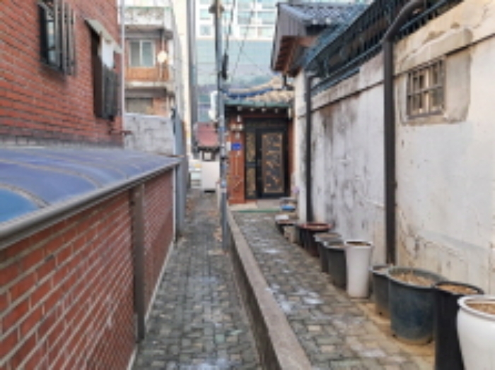 건물 출입 통행로(오른쪽 화분이 놓인 부분만 목록1.토지에 해당한다고 함) 