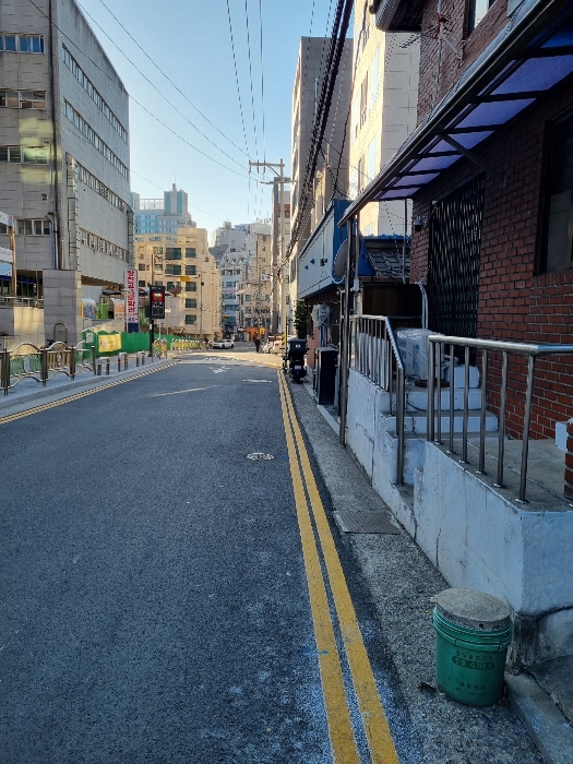 주변환경(본건 접면도로 서측으로 촬영)