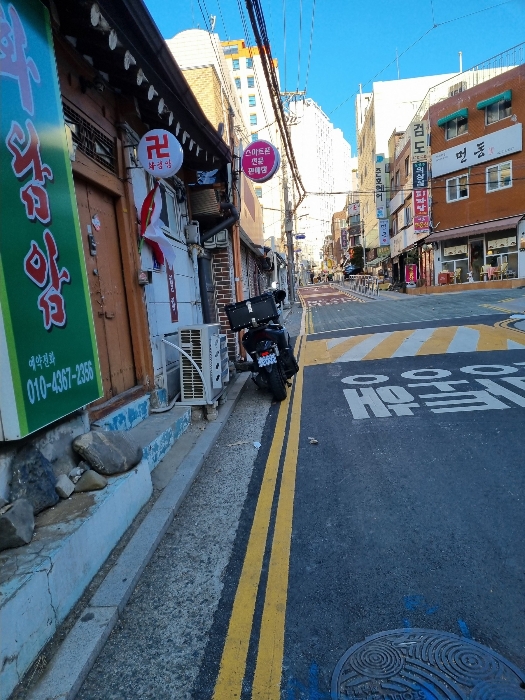 주변환경(본건 접면도로 동측으로 촬영)