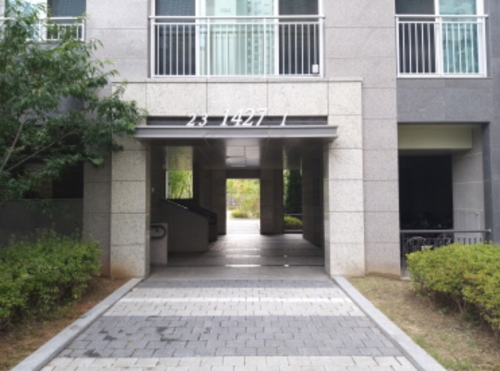 * 본건 목적물 소재 동 공동출입구 전경