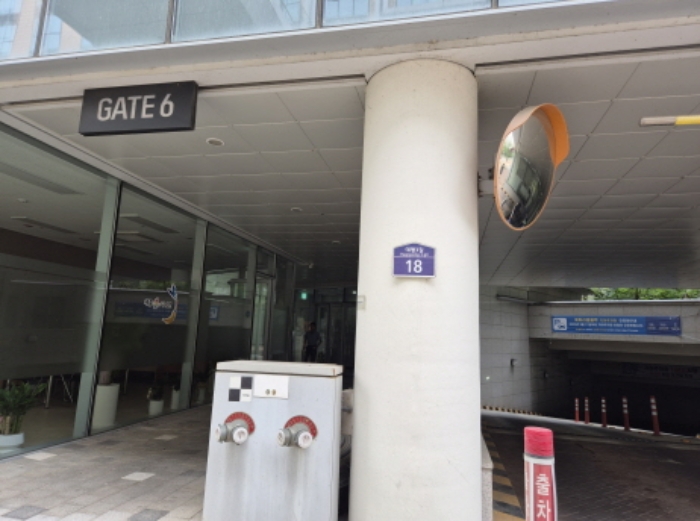 공동 출입구 모