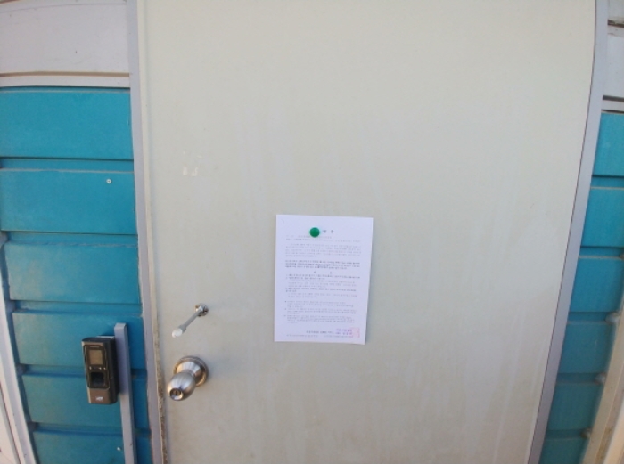 목록3 2층 출입문 안내문 부착