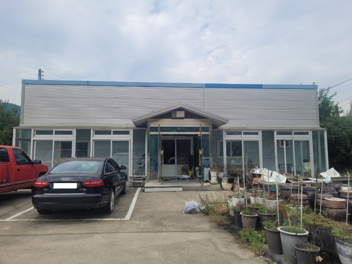 건물 가) 및 제시외건물 ㉡,㉢ 전경