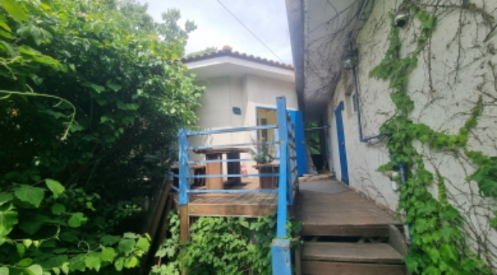 목록 2. 건물의 비동 2층 부분(사진 좌측)