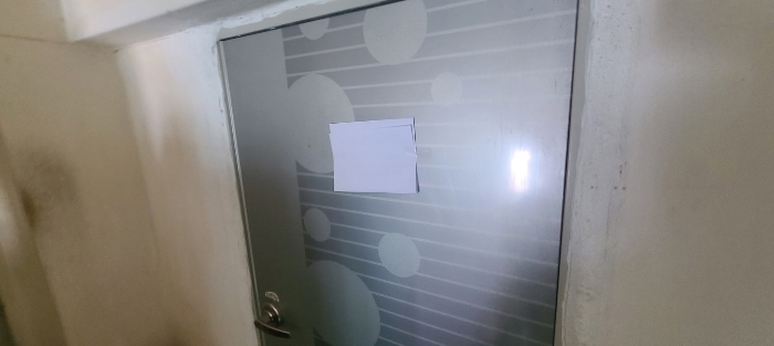 목록 2 건물 중 3층 출입구 전경(안내문 부착)