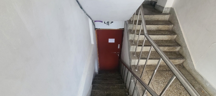 목록 2 건물 중 지1층 출입구 전경(안내문 부착)