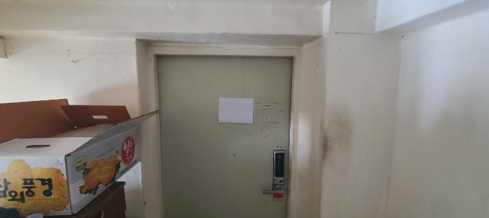 목록 2 건물 중 3층 출입구 전경(안내문 부착)