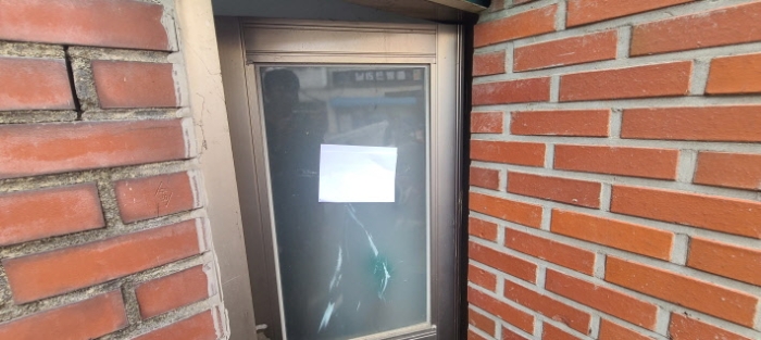 목록 2 건물 중 지1층 출입구 전경(안내문 부착)