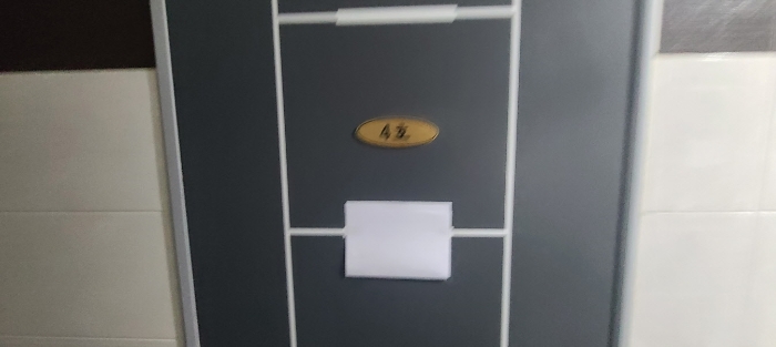 목록 2 건물 중 2층 4호 출입문 전경(안내문 부착)