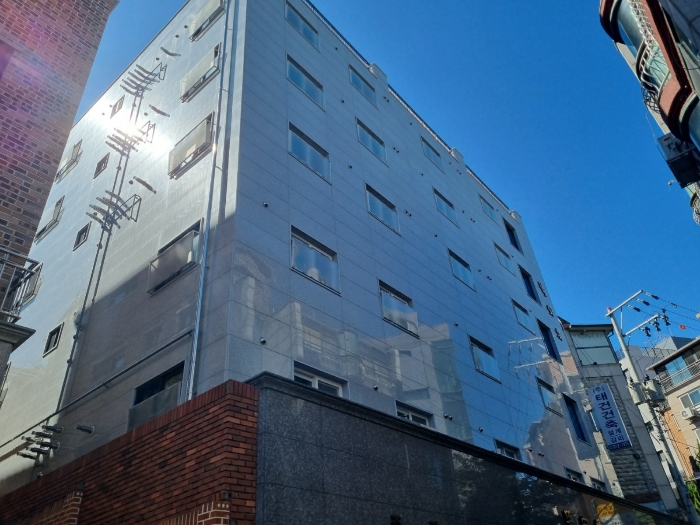 [제시외 건물(확장형발코니) 전경]