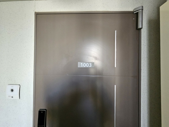 본건 1003호 출입문